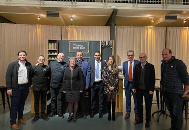 Rungis, mardi 6 décembre. de gauche à droite	: Dylian Lanteri, Thomas et Valéry Cosse, Pascale et Philippe Dufour, Christophe et Anne-Sophie Deplanche, Denis Lerouge, Thierry Gibilaro et David Tourte.