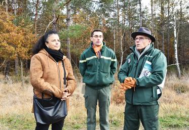 De g. à d.	: Régine Engström se fait expliquer le principe d'îlot d'avenir par Christophe Poupat et Yves Baugin, cadres techniques de l'ONF.
