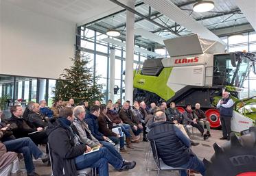 Didier Collobert, directeur commercial récolte et nouvelle technologie, présente le groupe Claas aux adhérents. 