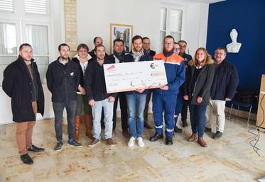 Mercredi 7 décembre, à Toury. Jeunes agriculteurs d'Eure-et-Loir a remis un chèque de 1	028 euros à la Protection civile d'Eure-et-Loir, fruit de la récolte de son opération Semis solidaires.