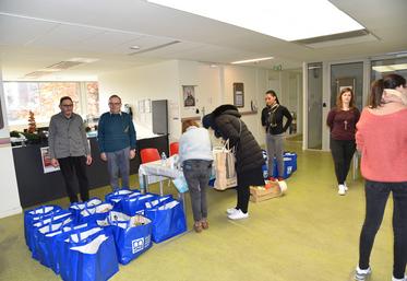 Le Mée-sur-Seine, samedi 10 décembre. Deux administrateurs (Guy Berthelot et Jean-Claude Tétard) participaient à la distribution des paniers solidaires.