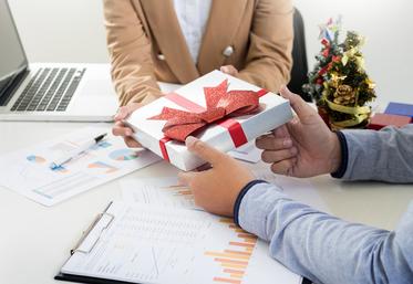 Pour ouvrir droit à déduction de TVA, la dépense doit être considérée comme engagée dans l'intérêt de l'entreprise, et la valeur du cadeau ne doit pas dépasser 73 euros par an et par bénéficiaire.