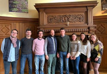 Le 7 décembre, Charles Perdereau et le président du comité d'organisation Terres de Jim 2023 (au centre) sont entourés des trésoriers et collaborateurs des deux éditions, dans les locaux de JA à Paris.