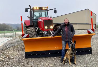 La Chapelle-Moutil, vendredi 9 décembre. Olivier George vient de récupérer une lame de déneigement qu'il a attelée à son tracteur.