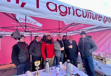 Égreville, samedi 10 décembre. Le député de la circonscription, Frédéric Valletoux, et le maire, Pascal Pommier, sur le stand de JA 77.