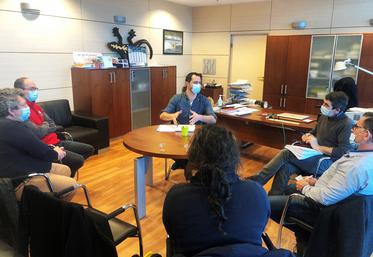 En février, alors que l’origine des produits agricoles et la juste rémunération des agriculteurs guident ses actions, la FNSEA 41 a interpellé les GMS de Loir-et-Cher en choisissant la voie du dialogue. E.Leclerc de Blois et Carrefour de Romorantin-Lanthenay ont ainsi ouvert leurs portes en cours de négociations des contrats.