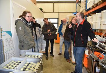 Le 1er décembre à Buchelay (Yvelines) lors de la visite de la miellerie d'Alexandre Valgres.