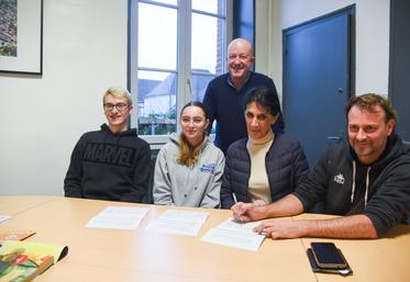 Le 20 décembre, à Courville-sur-Eure. Le président de l'association T'Cap, Jean-Sébastien Nottez (à d.), Luna et Lorenzo (à g.) ont signé une convention devant le maire de Courville, Hervé Buisson.