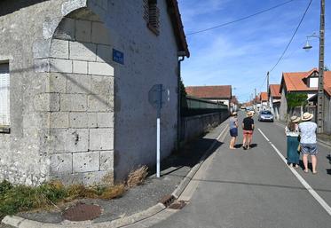 La ville de Champigny-en-Beauce garde encore l'architecture si particulière de la cité agricole. Comme ici, les angles arrondis pour faciliter le passage des charrettes, ou encore les maisons toutes disposées de la même manière. 