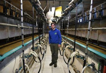 Dans sa salle de traite laissée opérationnelle, Foucauld Le Grelle peut traire 32 chèvres en même temps.