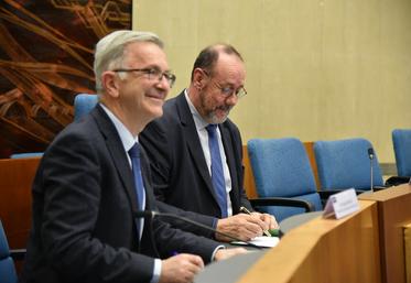 François Bonneau et Marc Gaudet, présidents respectivement de la Région et du Loiret, ont signé une convention partenariale à l'Hôtel du Département.
