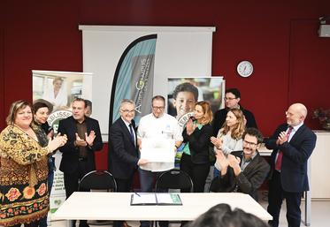 Le chef de cuisine du lycée horticole de Blois, Didier Nowak, s'est vu remettre le label Territoire bio engagé. Une récompense pour son travail quotidien qui permettre de mettre 26	% de produits bio dans les assiettes des élèves. 