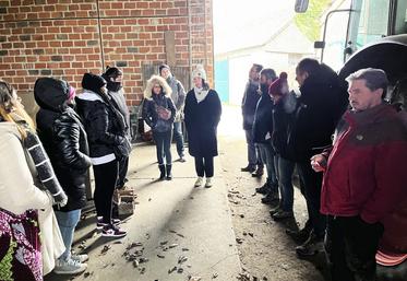 Fromont, mercredi 14 décembre. Après une présentation en salle, l'après-midi s'est poursuivi par la présentation d'un caisson de distillation et, pour les plus courageux, par la visite d'une parcelle de lavandin.