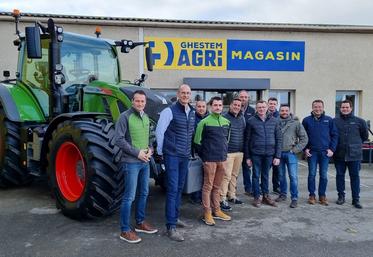Le 13 janvier, à Sancheville. La remise du tracteur refait à neuf à Alexis Neveu (3e à g.) a été l'occasion d'un moment convivial avec toute l'équipe de la concession.