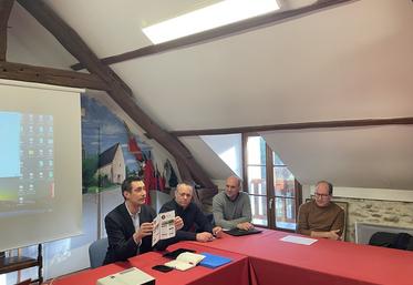 Les Écrennes, vendredi 13 janvier. Première assemblée cantonale pour les coprésidents Eldric Giraut et Sébastien Couteau, ici aux côtés de Samuel Vandaele, secrétaire général de la FDSEA	77.