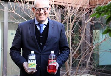 Plus cher, le HVO 100 de Total est un gazole destiné aux entreprises qui veulent améliorer leur bilan carbone. Ici, David Foissy présente un flacon standard de HVO et un autre coloré en rouge pour l’agricole et les travaux publics.