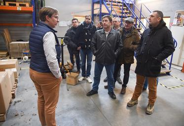 Mercredi 18 janvier, à Auneau. Les représentants des Cuma euréliennes ont visité le site d'Amazone, sous la houlette de Céline Rathuéville (à d.).