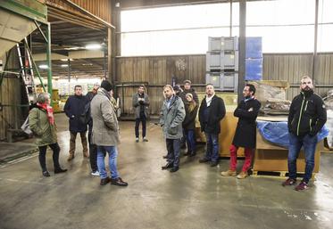 Jeudi 19 janvier, à Lutz-en-Dunois. Une vingtaine d'adhérents et une poignée de partenaires ont profité de la visite guidée de la Frasem, proposée par JA 28.