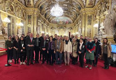 Paris, mardi 17 janvier. Un des deux groupes aux côtés des sénateurs Pierre Cuypers et Anne Chain-Larché.