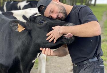 Jérôme Albert : « J’aurais dû implanter ces prairies multi-espèces et miser sur le pâturage plus tôt. L’herbe est une véritable ressource souvent sous-valorisée. Le rapport avec le troupeau est plus concret, les animaux sont plus dociles ».