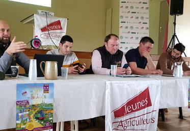 Gabriel Beaulieu (au c.), président de JA Loiret, a animé ce temps fort entouré de ses secrétaires départementaux (à sa gauche) ainsi que de Clément Mercier et Charles Perdereau, élus départementaux et régionaux JA.