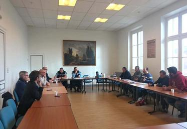 Au Mérévillois (Essonne), le mercredi 7 décembre. Une rencontre a été organisée entre la profession agricole, la gendarmerie, la police municipale et les maires du Mérévillois et d’Angerville.