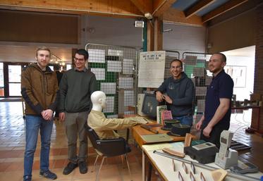 Le 28 janvier, à Nogent-sur-Vernisson (Loiret). De g. à d. : Guillaume Galet, Raoul Hauser, Fabien Chiodi et Félix de Gongora lors de la première exposition du Conservatoire des sciences et techniques forestières.