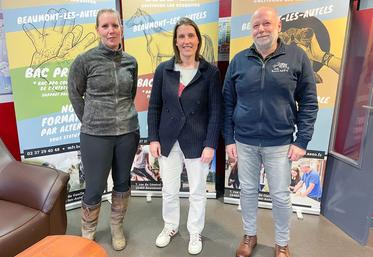 Une partie de l'équipe d'encadrement de la filière hippique de la MFR : Maud Pichot, Marion Mayet et Philippe Briand, moniteurs d'équitation.