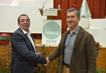 Patrick Langlois, président sortant (à g.), et son successeur à la tête de la FNSEA 45, Sébastien Méry.