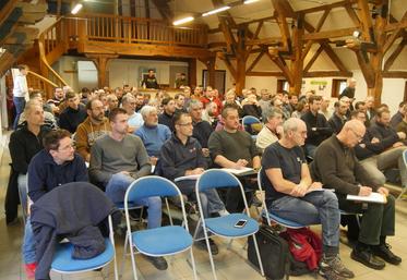 Une bonne centaine d’agriculteurs ont fait le déplacement de toute la France pour échanger sur la gestion de l’azote en agriculture de conservation des sols.