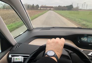 Le contrat de travail peut comporter une clause qui prévoit l’obligation pour le salarié de présenter périodiquement l’original de son permis de conduire à son employeur.