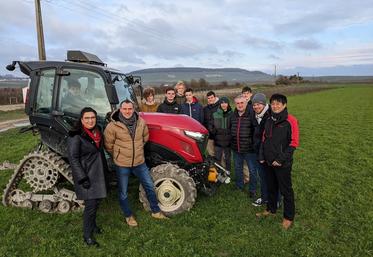 Les élèves en terminale Stav, la directrice d’Avize Viti campus et les représentants de la société Yanmar ont posé devant le prototype offert.