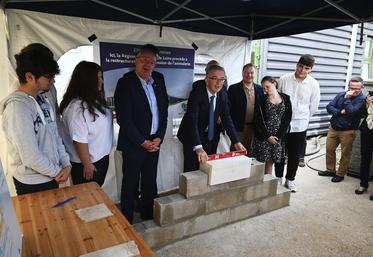 En septembre dernier, François Bonneau, président du conseil régional de Centre-Val de Loire, avait posé la première pierre pour la rénovation de l'animalerie du lycée agricole de Vendôme.