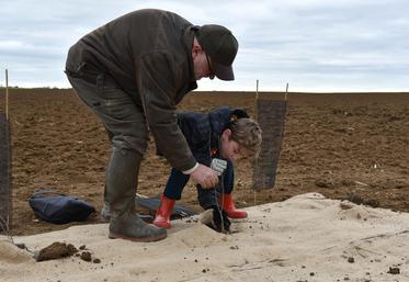 Vendredi 3 février, à Tournoisis. Aidés par les chasseurs, les élèves ont mis en terre trois plants chacun.