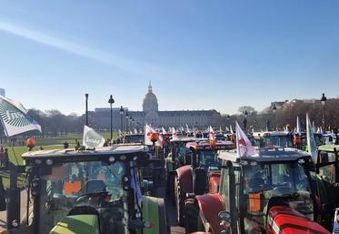 650 tracteurs étaient garés mercredi 8 février devant l'hôtel des Invalides à Paris.