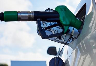 Pour bénéficier de l’indemnité carburant, les personnes modestes qui utilisent leur véhicule pour aller travailler doivent faire une demande sur impots.gouv.fr.