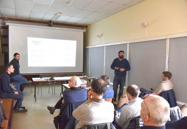 Florent Guilloteau et Sébastien Baron, respectivement secrétaire et chef d'équipe des conseillers grandes cultures, ont présenté les missions de la CA45.