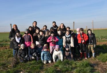 À Videlles (Essonne), jeudi 9 février. Les élèves de GS-CM1-CM2 ont investi l'exploitation de Christophe Chambon pour planter quelque 250 arbres.
