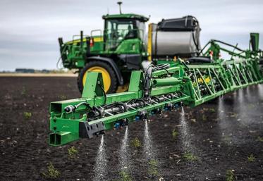 Les systèmes de pulvérisation ciblée fonctionnant en vert sur marron s’utilisent, par exemple, pour le désherbage de pré-levée.