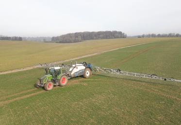 Le pulvérisateur Evrard Meteor R Activ 5200 de 36 mètres, possède 9 tronçons pour éviter les manques ou surdosages sur les parcelles.