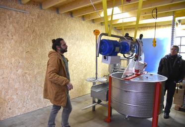 Fouju, vendredi 16 décembre. Jean-Noël Péché présente ses différentes machines qui lui permettent d'aller de la ruche au pot ou au fût.
