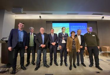 Paris, vendredi 13 février. Les représentants nationaux des différents dossiers abordés lors de la rencontre entre chasseurs et agriculteurs.