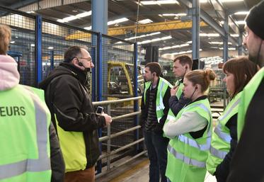14 février, Escrennes. Accompagnés d'un salarié de l'entreprise, les éleveurs ont pu visiter l'usine Jourdain.