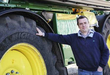 Le pulvérisateur R4150i d’Aurélien Chainé est doté de la technologie ExactApply. « Le gain de temps commence dès le remplissage », apprécie l’agriculteur.