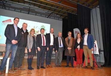 Grisy-Suisnes, jeudi 16 février. Yves Coppé, Pauline Simony et Maxime Liévin aux côtés du préfet, des présidents de la FDSEA 77 et chambre d'Agriculture et d'élus qui ont assisté aux travaux de l'assemblée générale de JA 77.