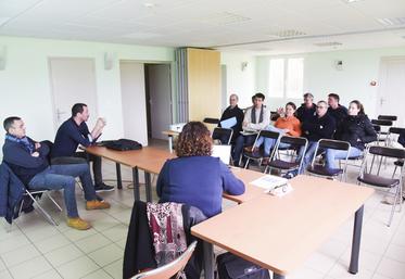 Le 16 février, à Miermaigne. Le groupe Éleveur et engagé a établi ses plannings de fourniture d'animaux pour ses partenaires jusqu'en septembre.