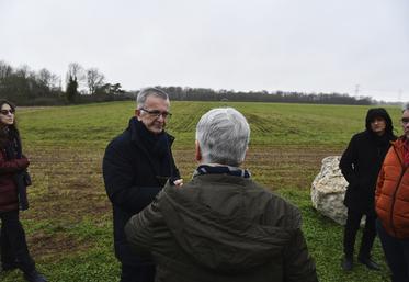 François Bonneau découvre le terrain maraîcher dont la principale parcelle s'étend sur 4 hectares.