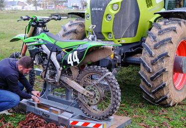 Jeudi 23 février, à Châteaudun. Clovis Richard, cofondateur de la solution Tract'moi, explique son fonctionnement avec une moto.