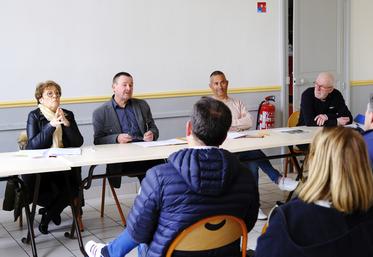 Vendredi 24 février, à Courtalain. Jean-Pierre Hamet (2e à g.) fait le point sur l'organisation du comice qui se tiendra les 17 et 18 juin prochain.