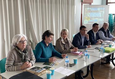 Vaudoy-en-Brie, vendredi 10 février. La députée de la circonscription, Isabelle Périgault (au c.), a participé aux travaux de l'assemblée générale. 